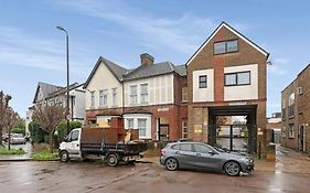 Stunning 1-Bed Flat In London 20 Mins From Central London